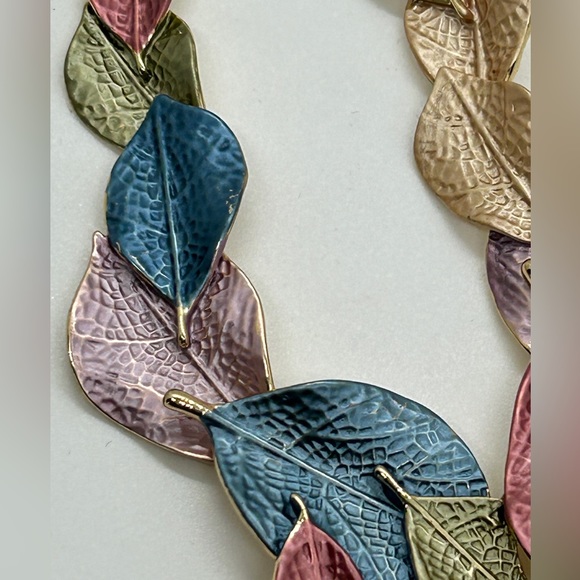 Gold metal chain with metal leaves in cluster - Picture 7 of 8